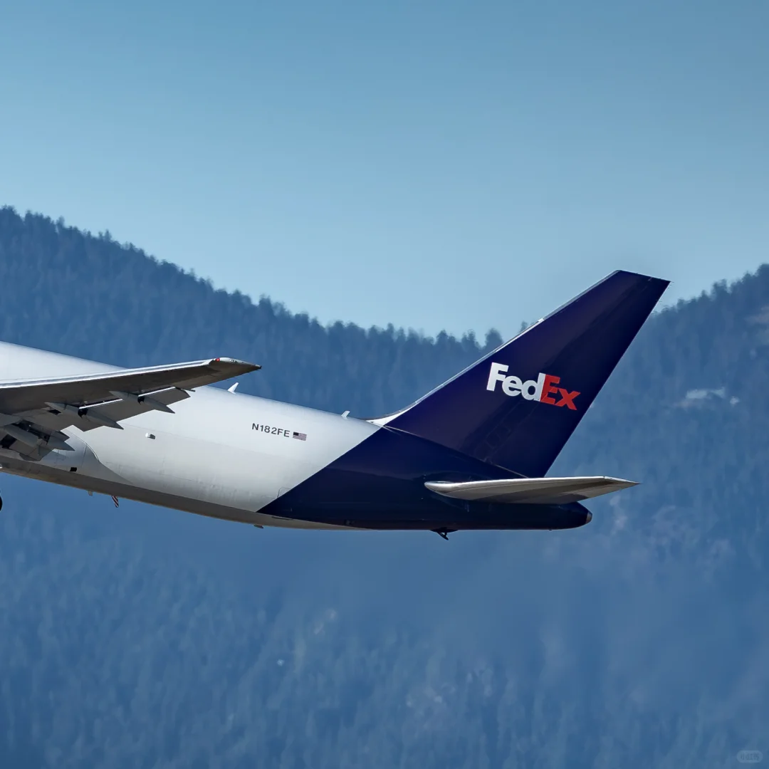 三架经典货机相继从温哥华山景中腾空而起