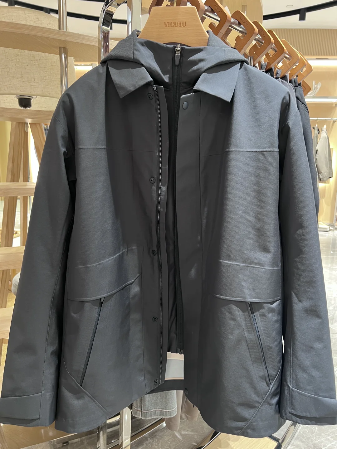 一件剪裁利落的干部夹克