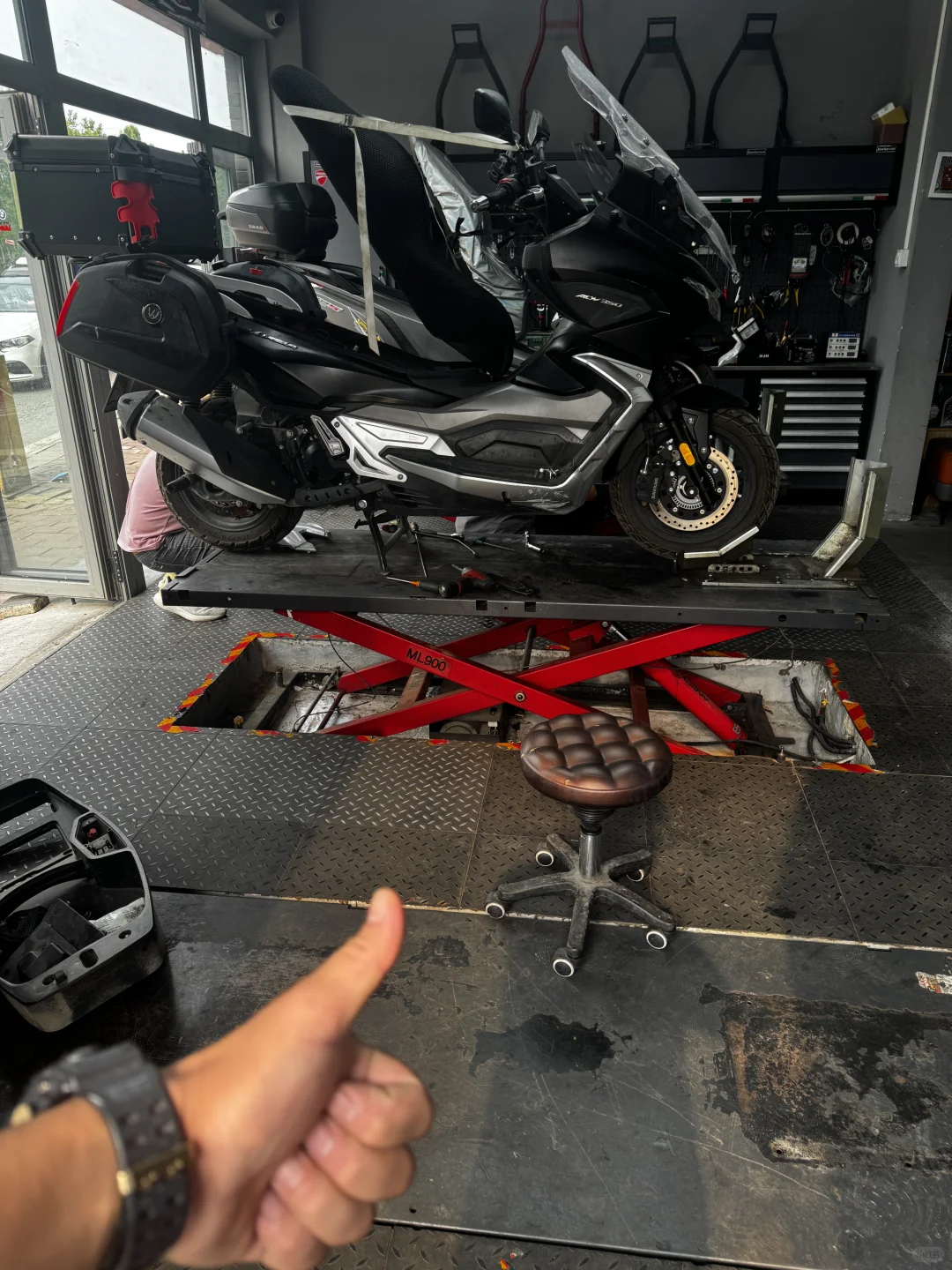 炎炎夏日，更换冷却液。自助工位还剩1位。