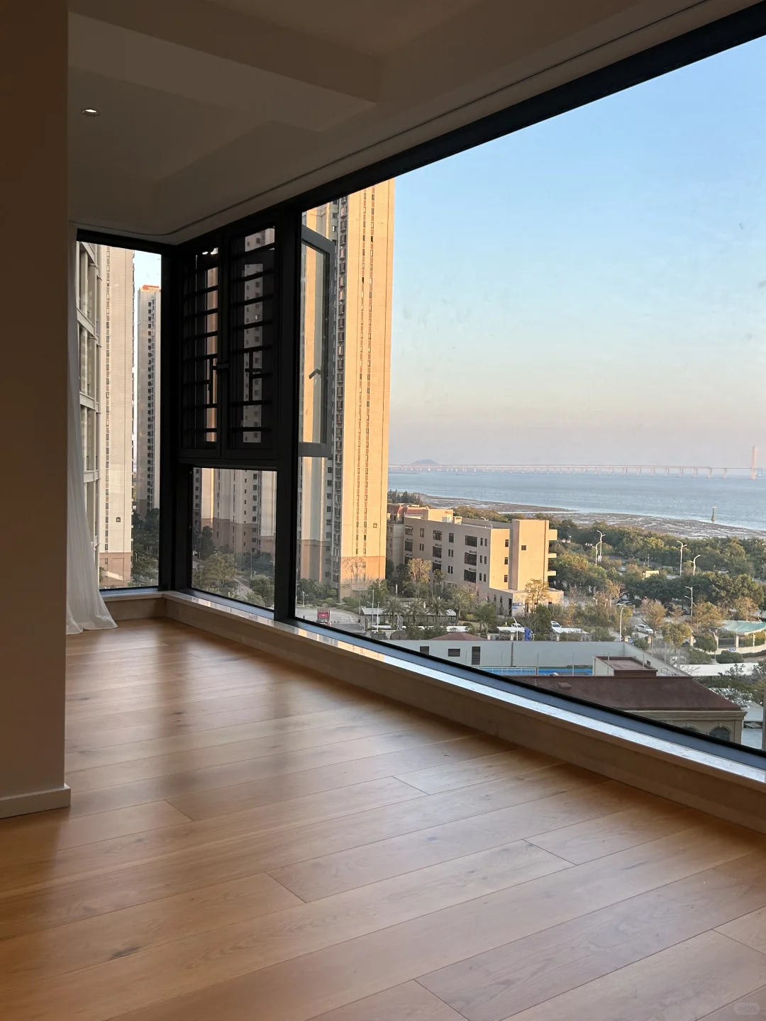 安装刚一年的大玻璃自爆了