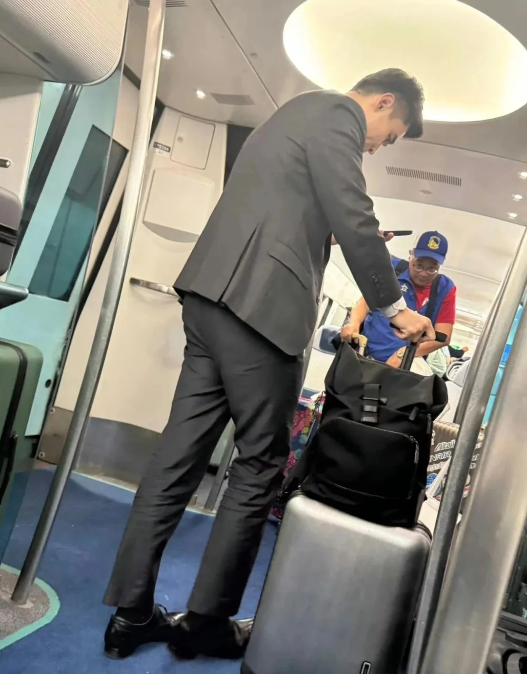 地铁偶遇正装男