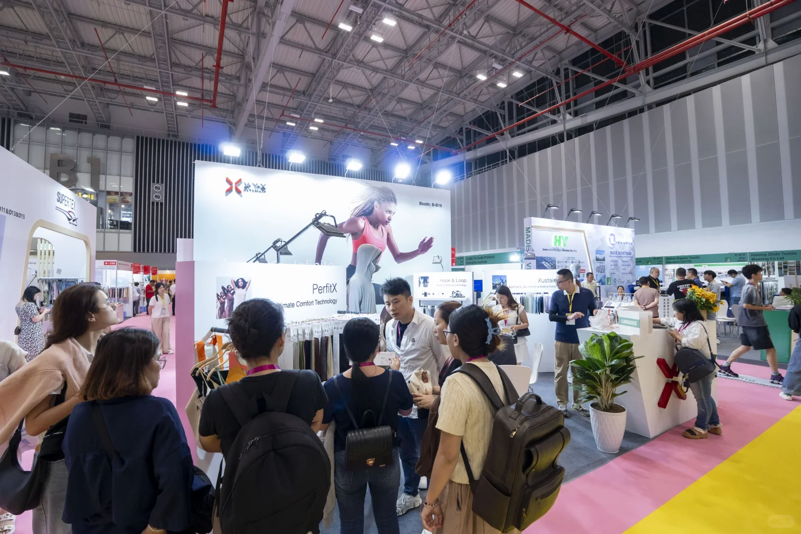 越南纺织业“强在成衣加工,弱在原材料”