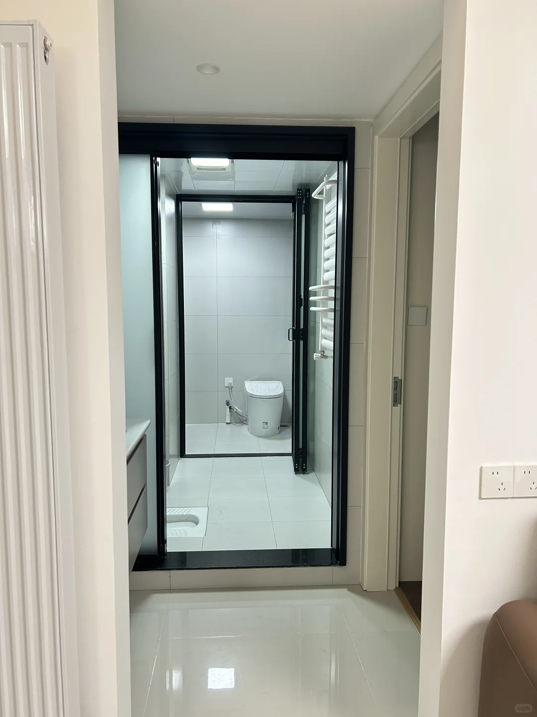 踩坑！卫生间门太透，上厕所一览无余