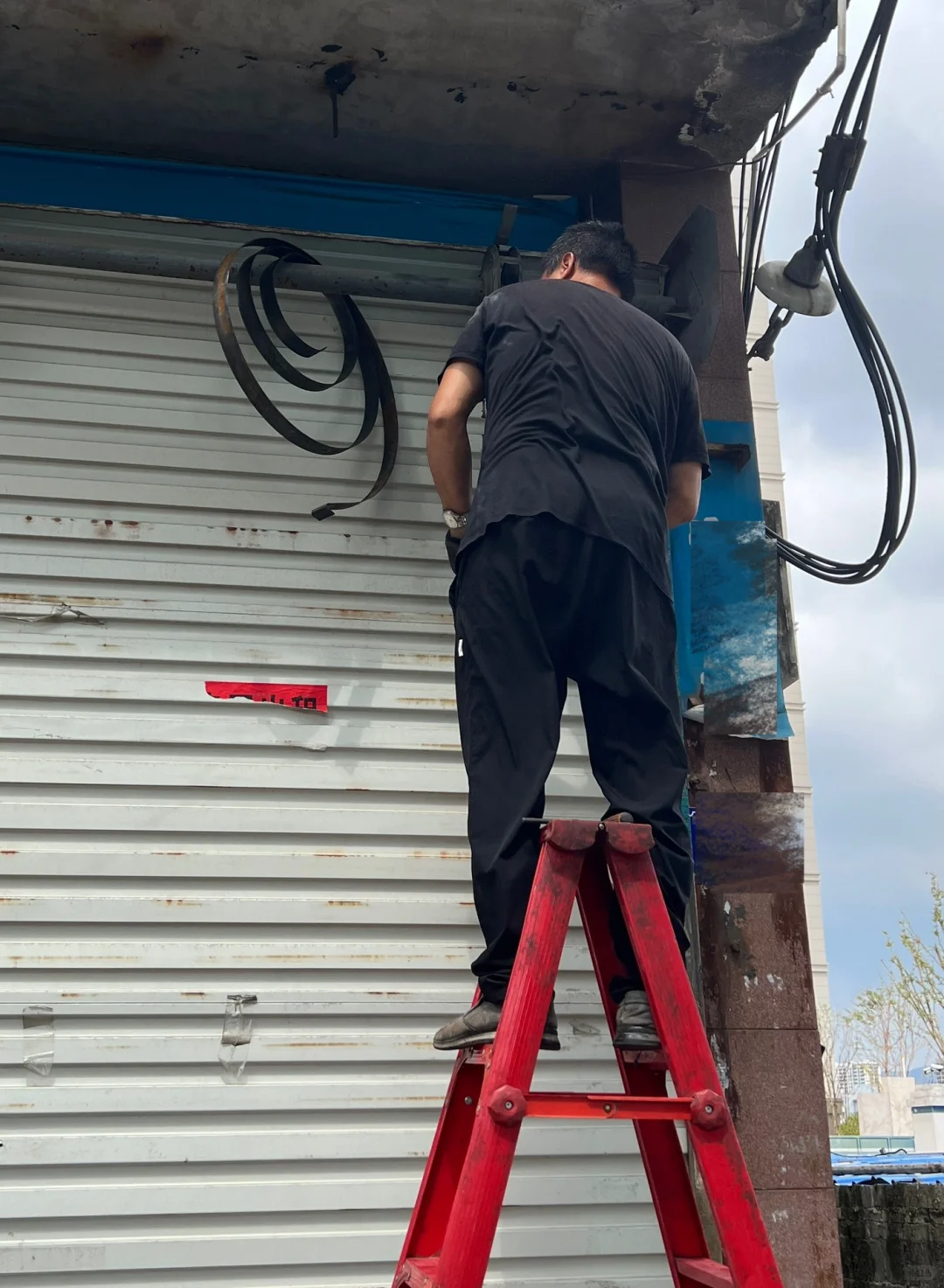 仓库卷帘门坏了,找师傅来修