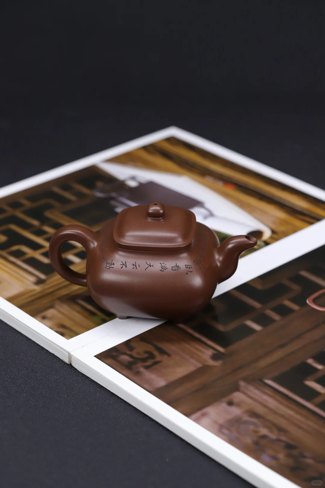 紫砂是一种介于陶器与瓷器之间的陶瓷制品,