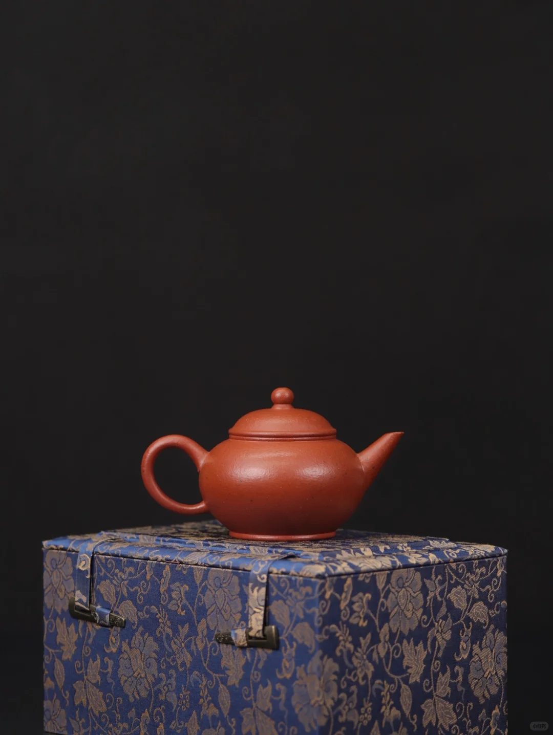 紫砂是一种介于陶器与瓷器之间的陶瓷制品,