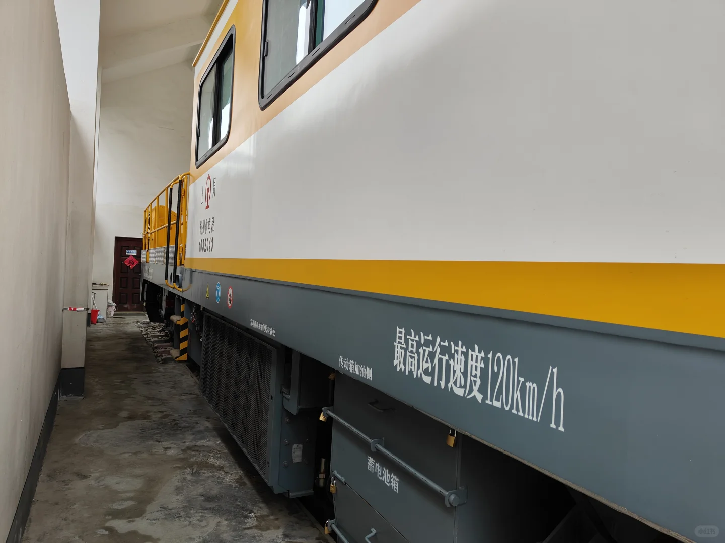 见到火车中好东西了!JW-4G型触网作业车