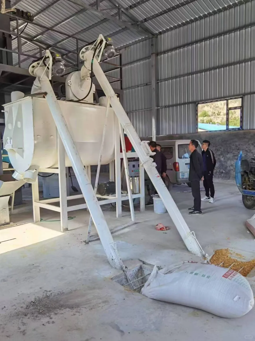 养殖场2吨饲料粉碎搅拌一体机器