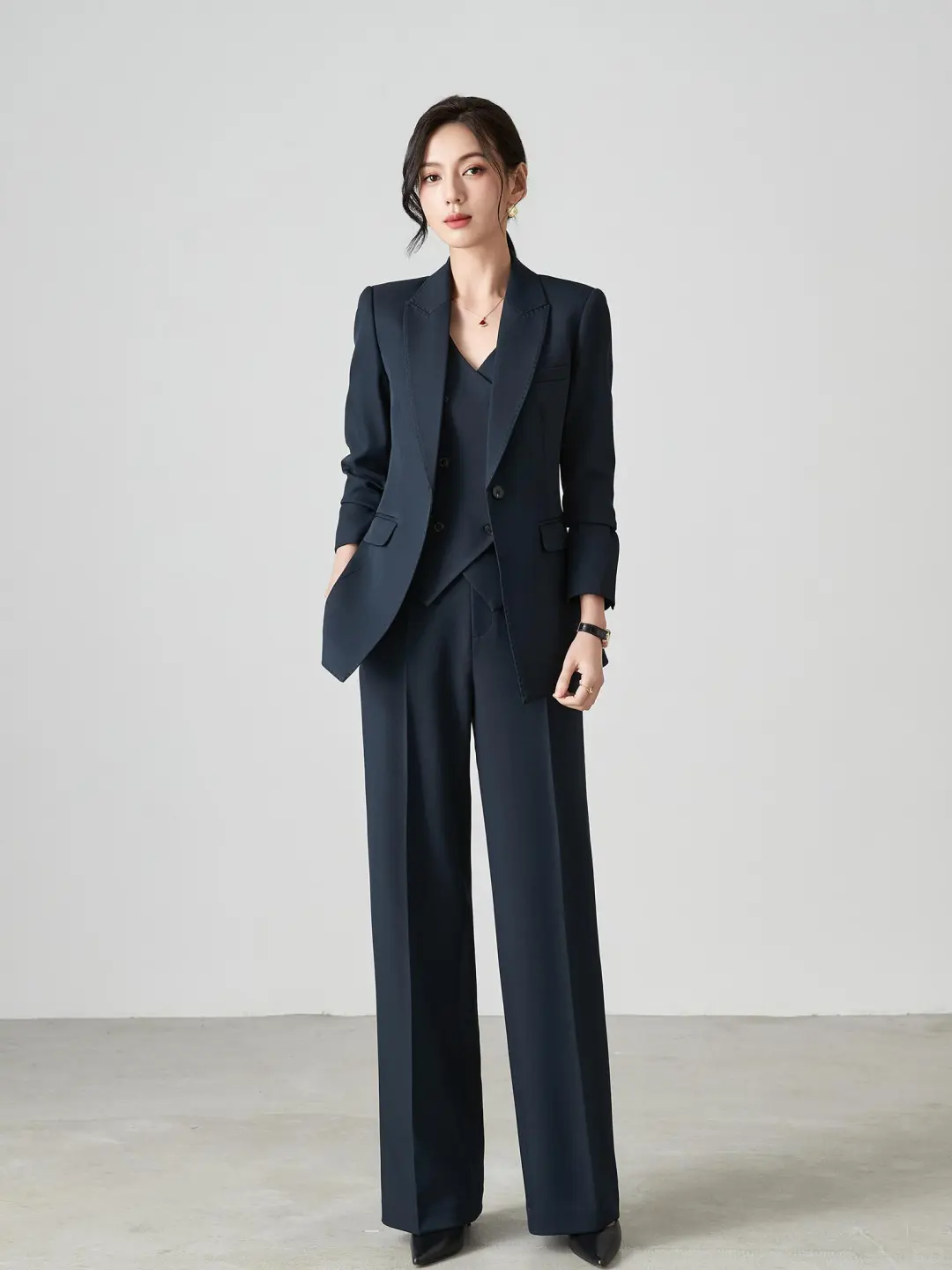 藏青西装杀疯了！保持智性的精英美学