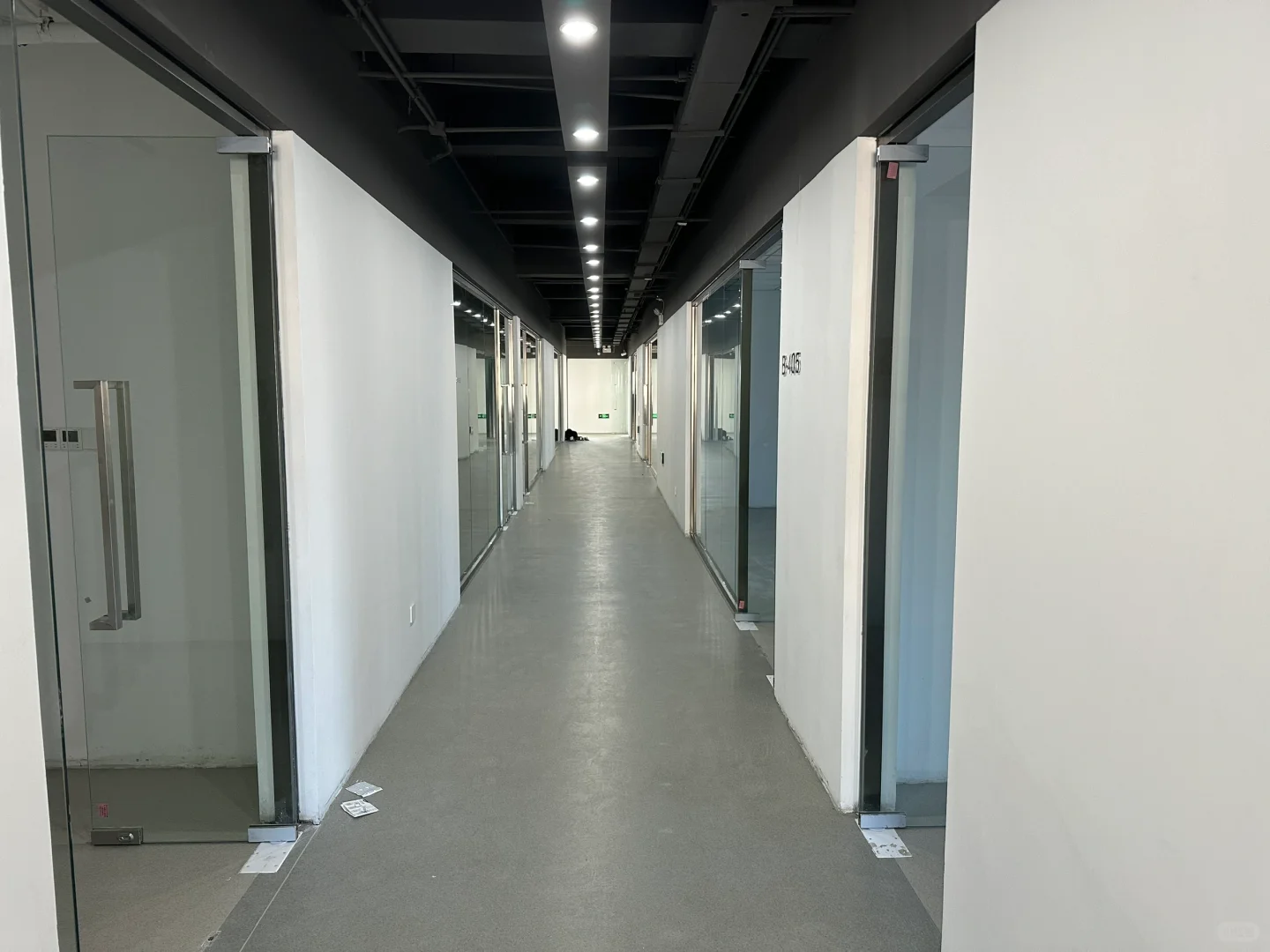 办公室极简玻璃隔断