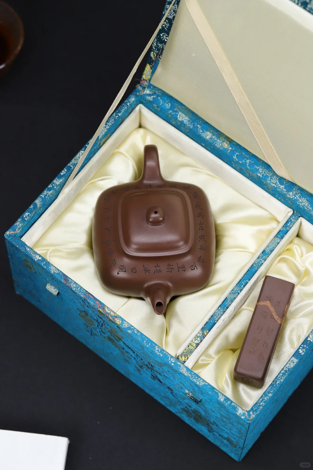 紫砂是一种介于陶器与瓷器之间的陶瓷制品,