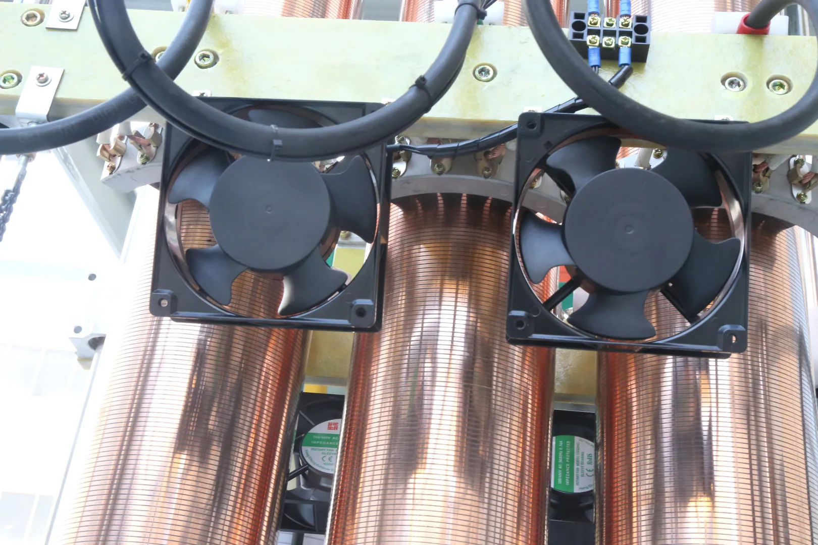 稳压器的作用：保证电器设备的稳定运行