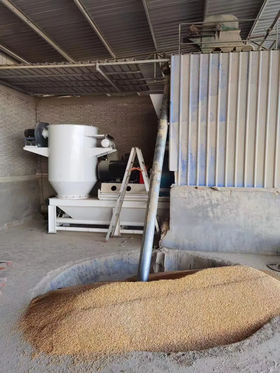 养鸡场生产饲料加工机器设备推动