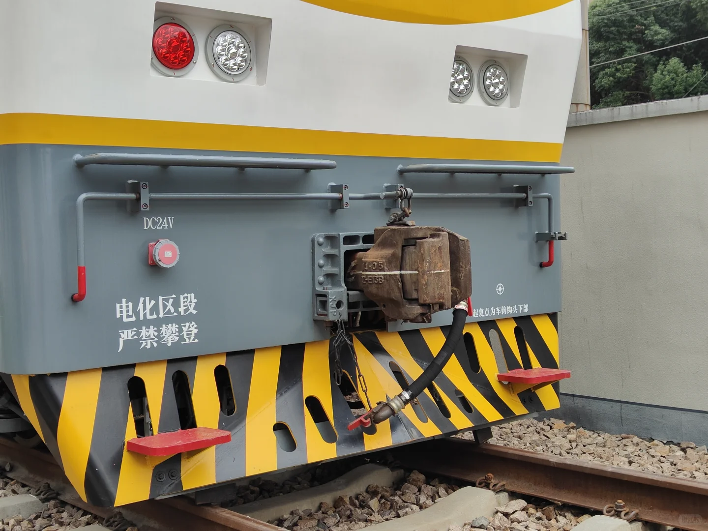 见到火车中好东西了!JW-4G型触网作业车