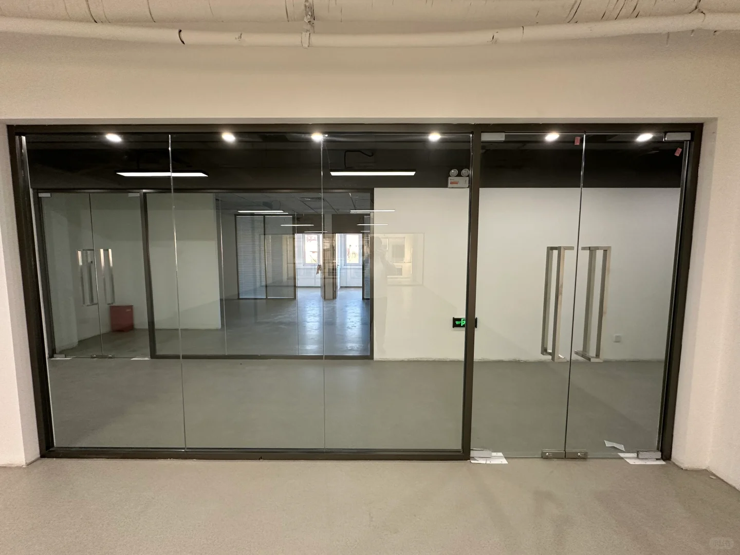 办公室极简玻璃隔断