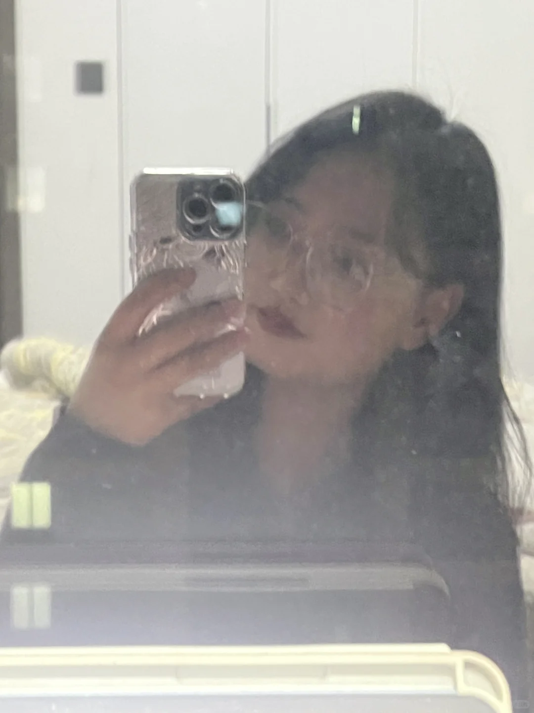 经常觉得玻璃里的自己还挺美