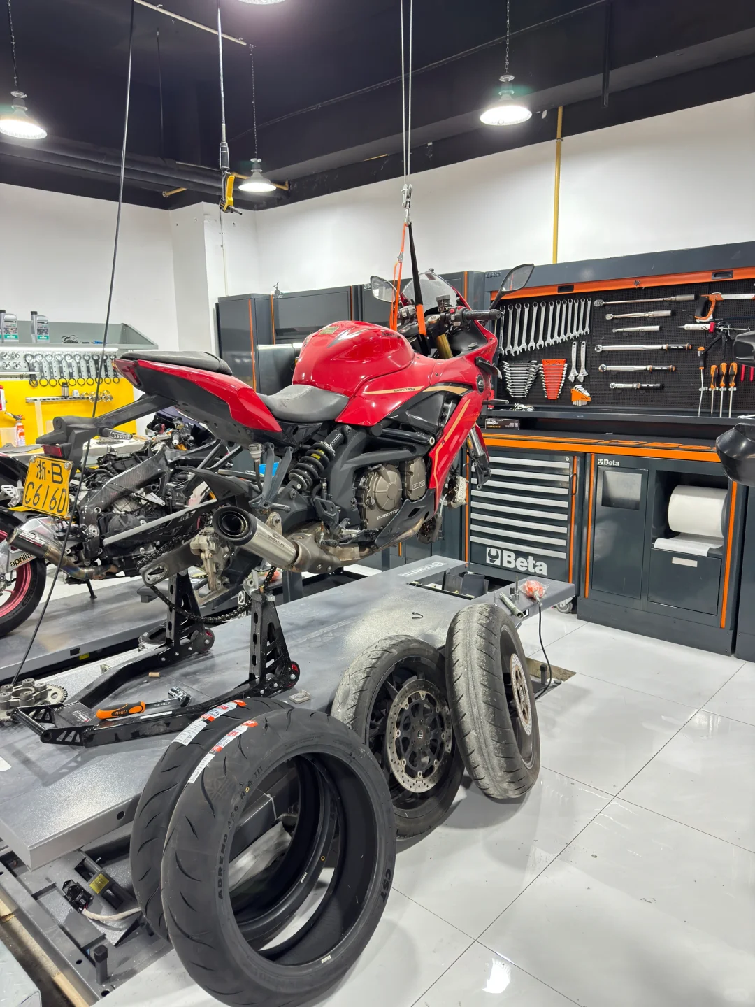 这样更换轮胎也太方便了吧 ?️?