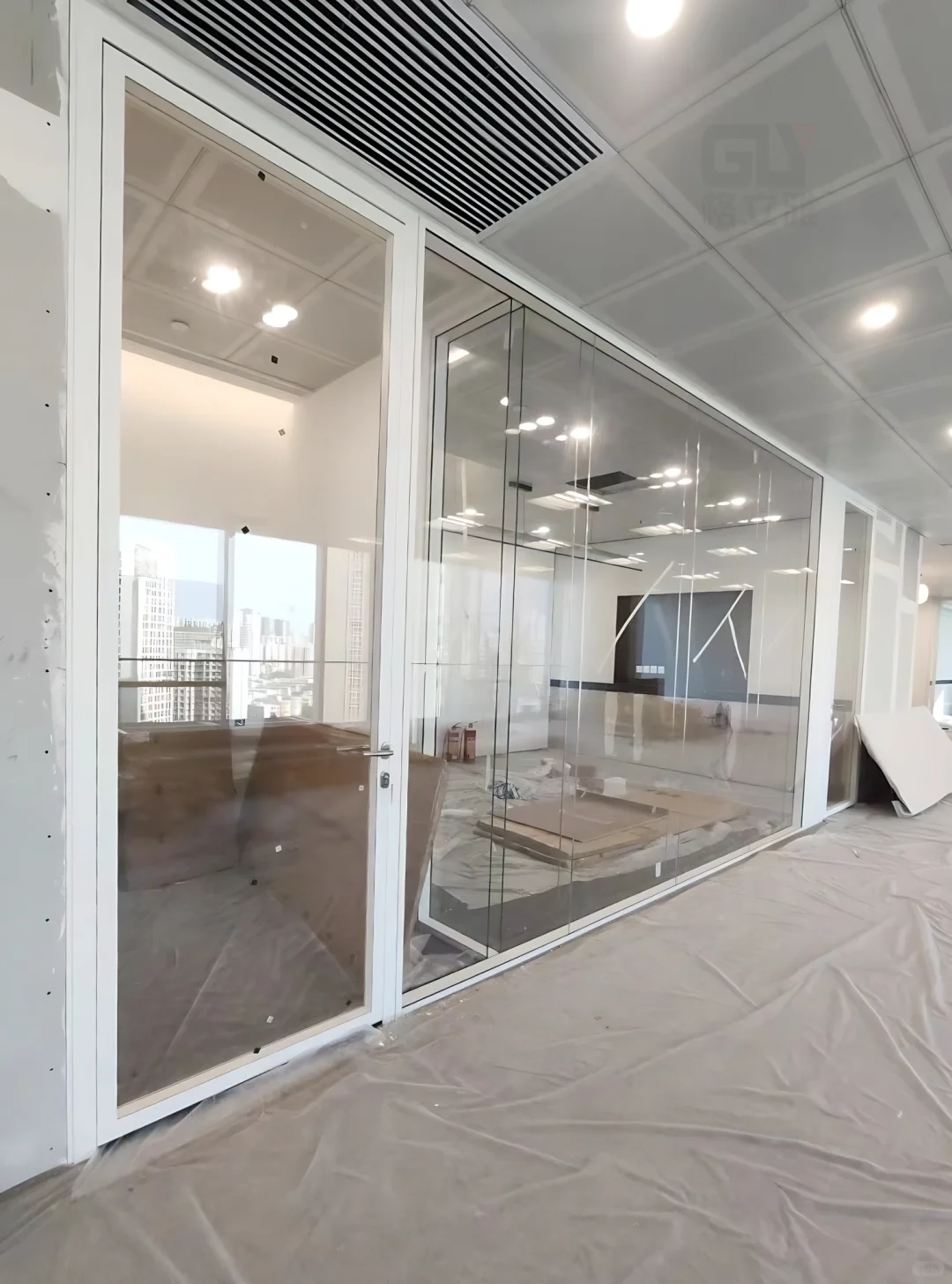 办公室改造｜全景双玻隔断让空间显大 20%