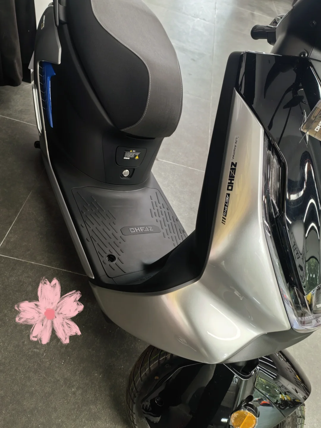 AE7Pro电动摩托才是都市通勤的正确打开方式