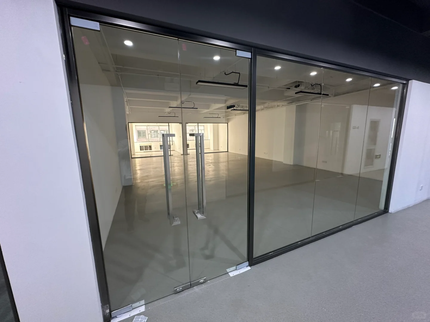 办公室极简玻璃隔断