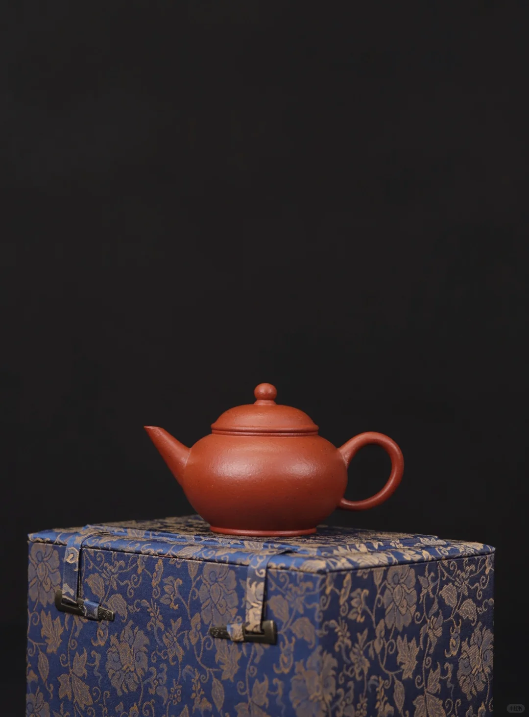 紫砂是一种介于陶器与瓷器之间的陶瓷制品,