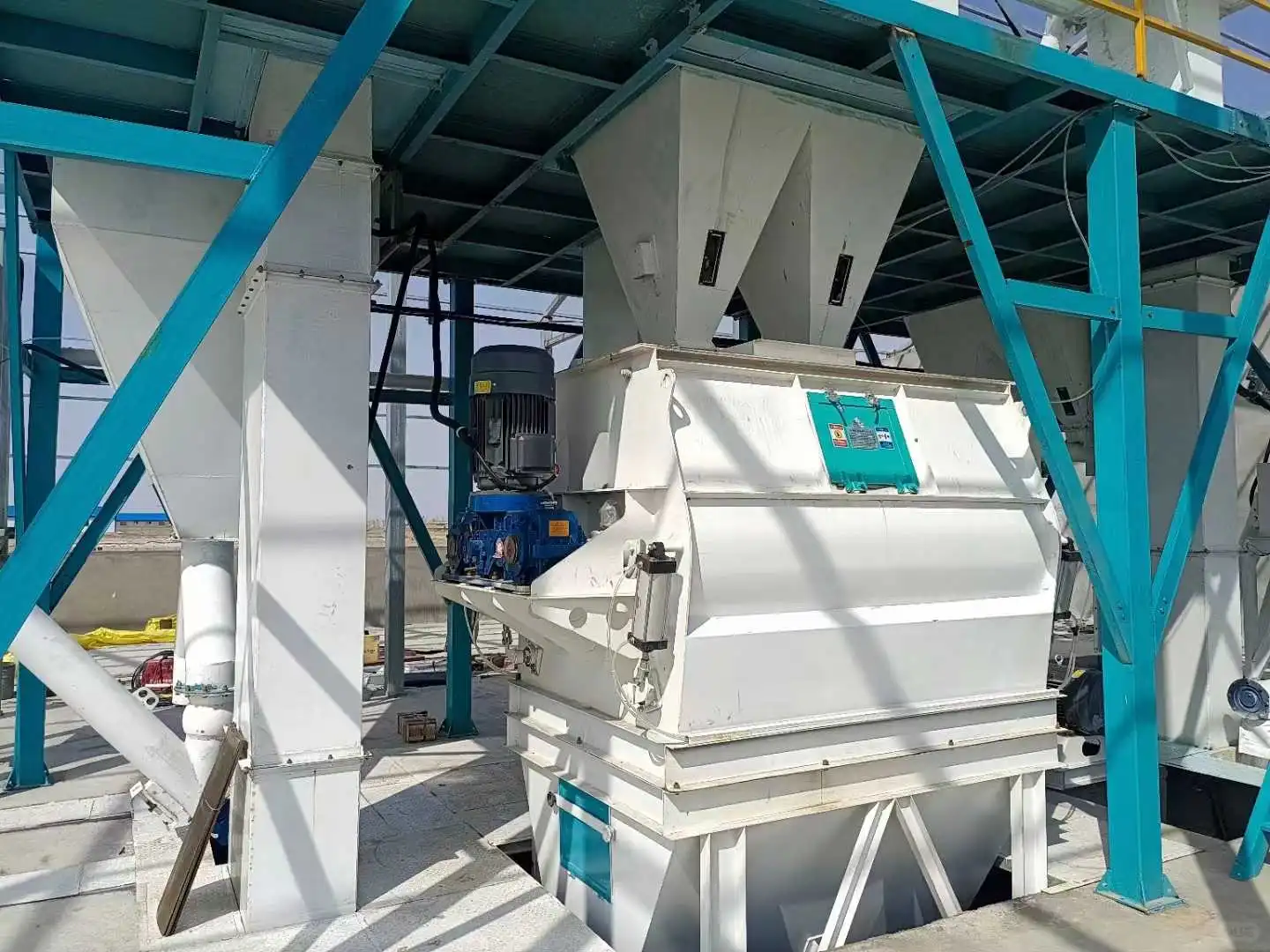 从原料到成品：大型饲料生产线设备全流程