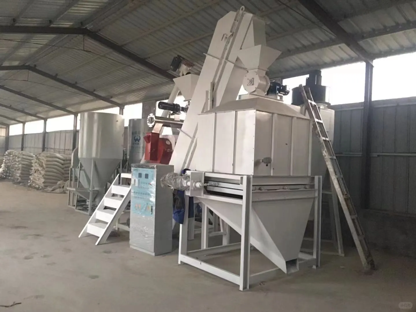 牛羊饲料加工机械成套设备:满足养殖需求