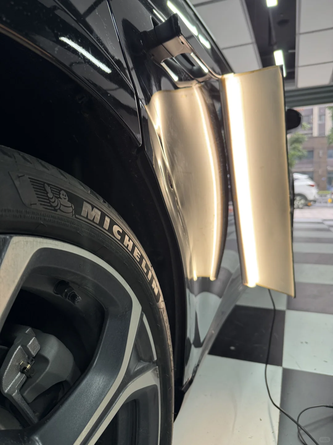 蔚来et5t右后车门轻轻擦到一下就成了这样?