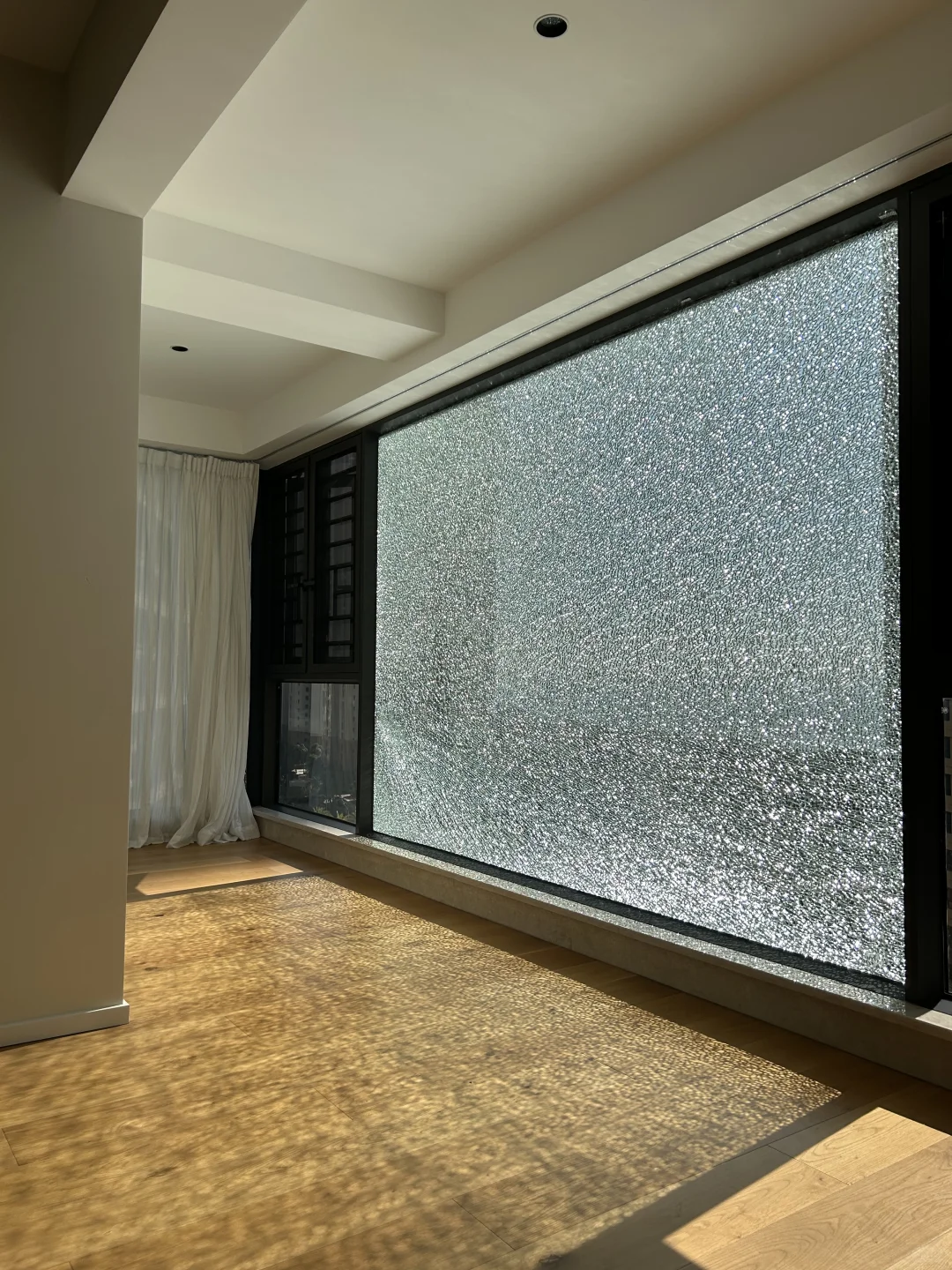 安装刚一年的大玻璃自爆了