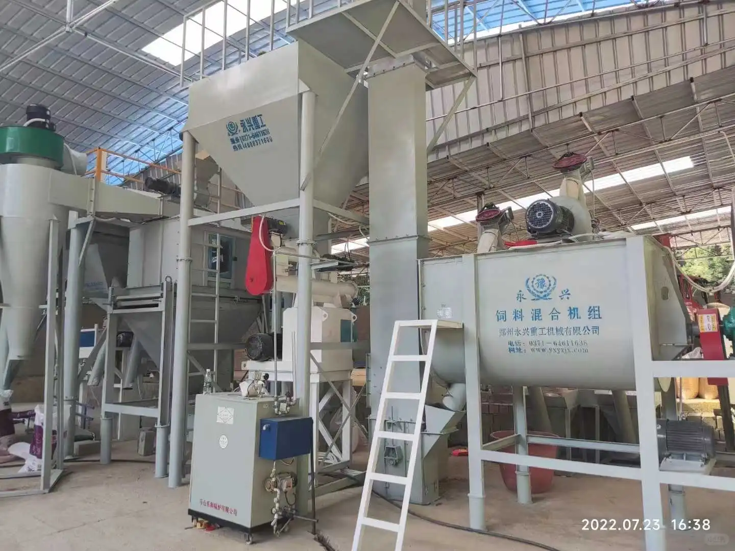 全自动饲料机整套设备：养殖业的高效利器