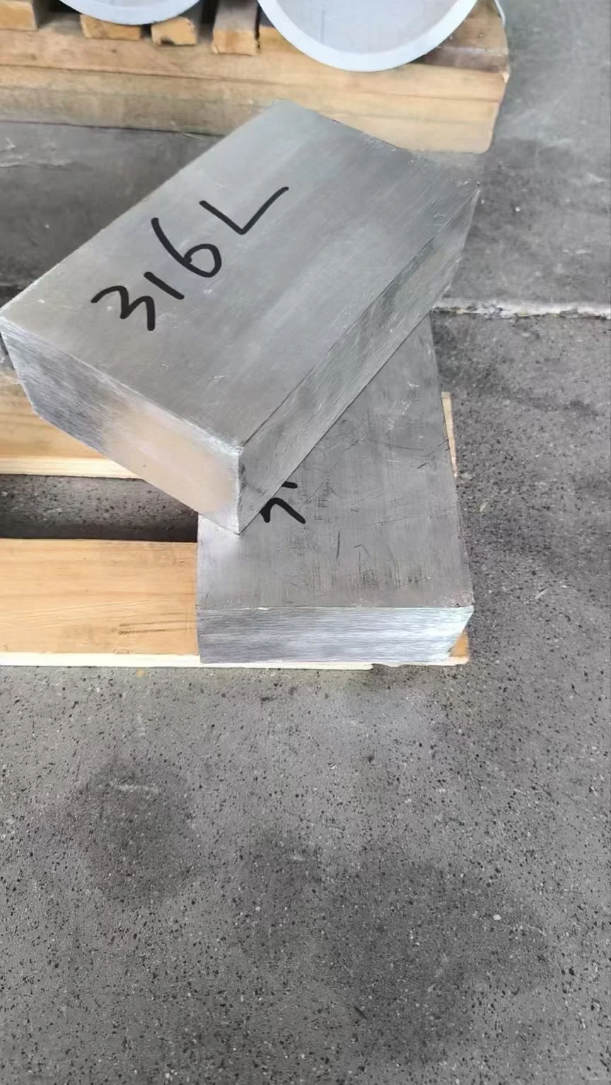 00后卖钢材的一天