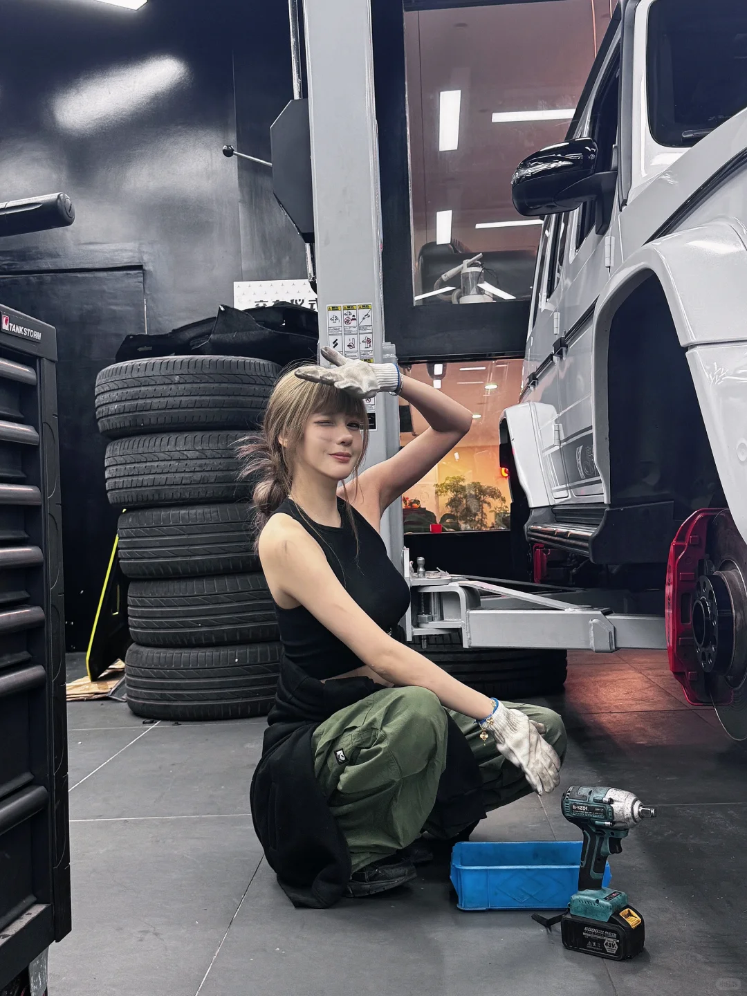 “我修车养你啊。”