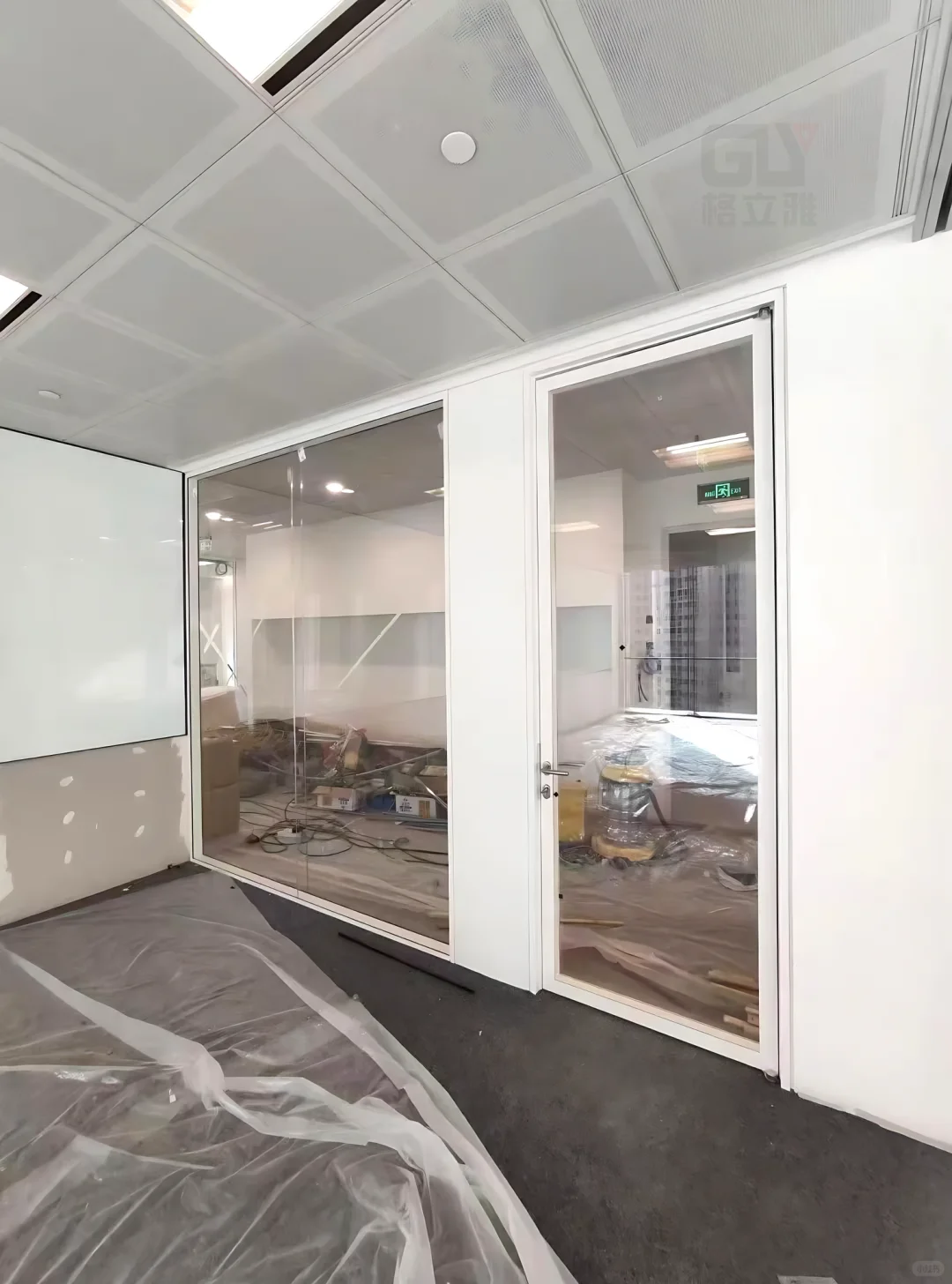 办公室改造｜全景双玻隔断让空间显大 20%