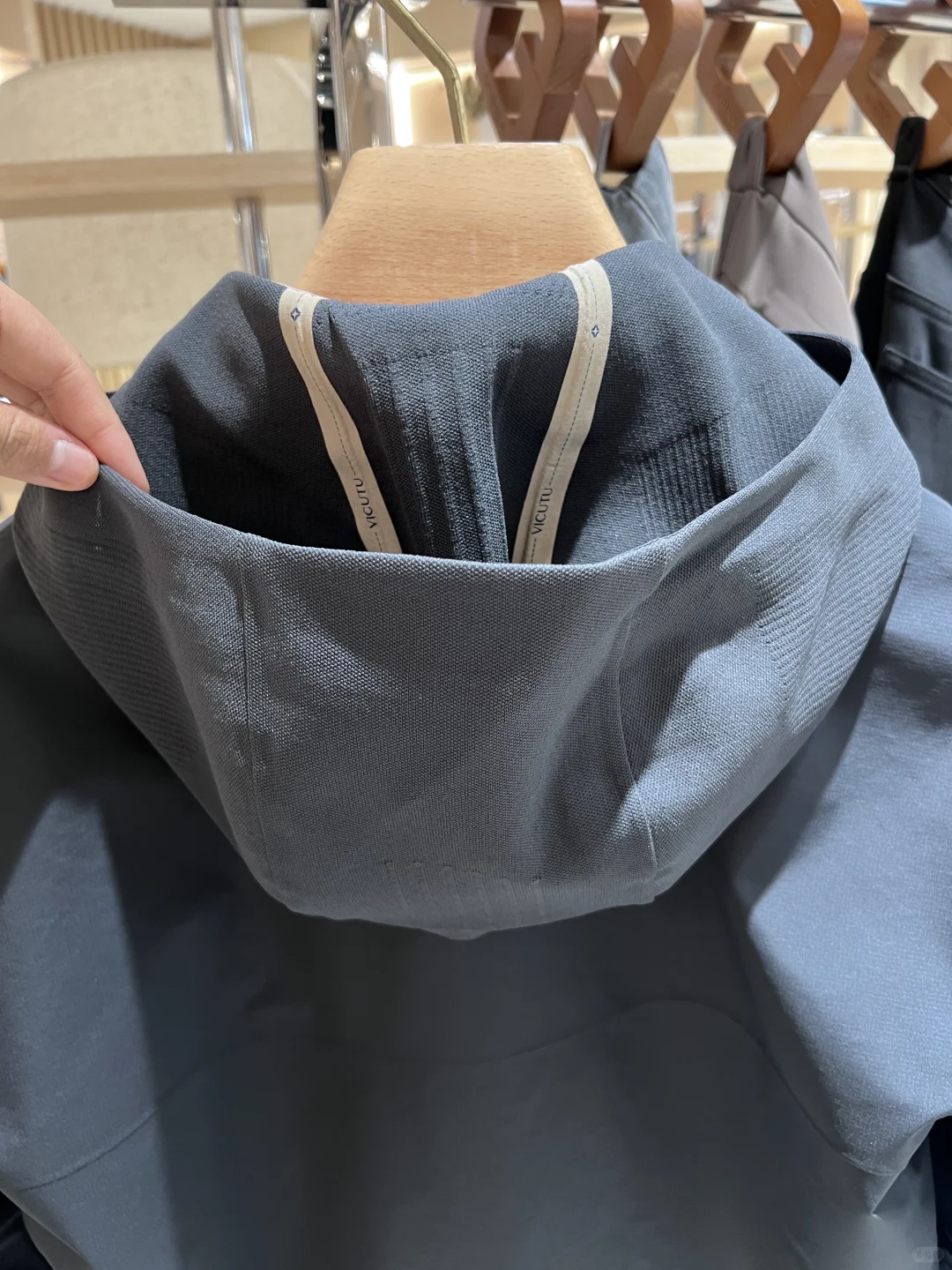 一件剪裁利落的干部夹克