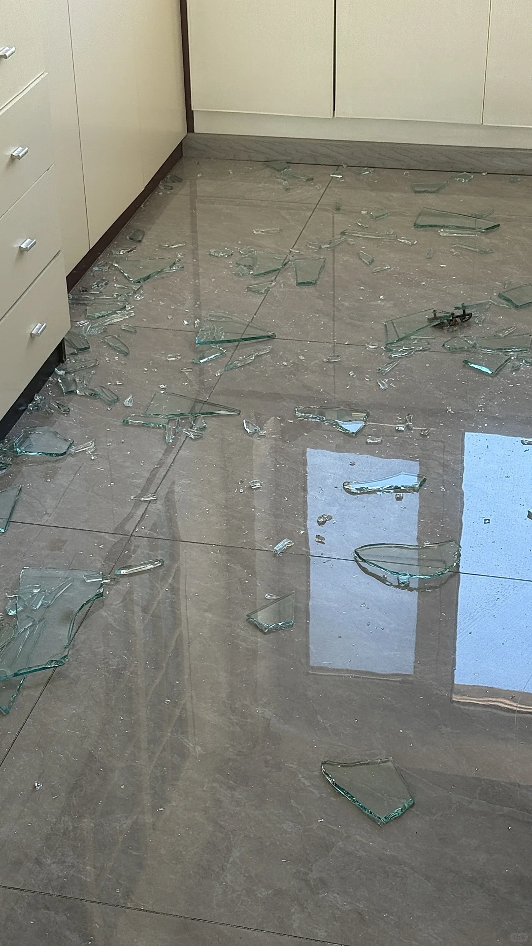 不小心把玻璃门撞碎了