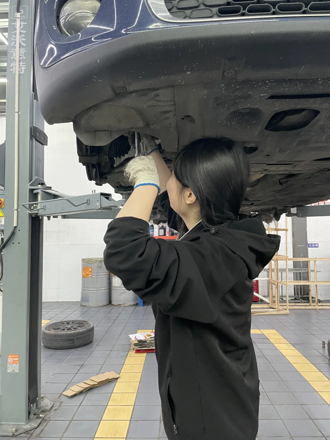 00后女孩干汽修
