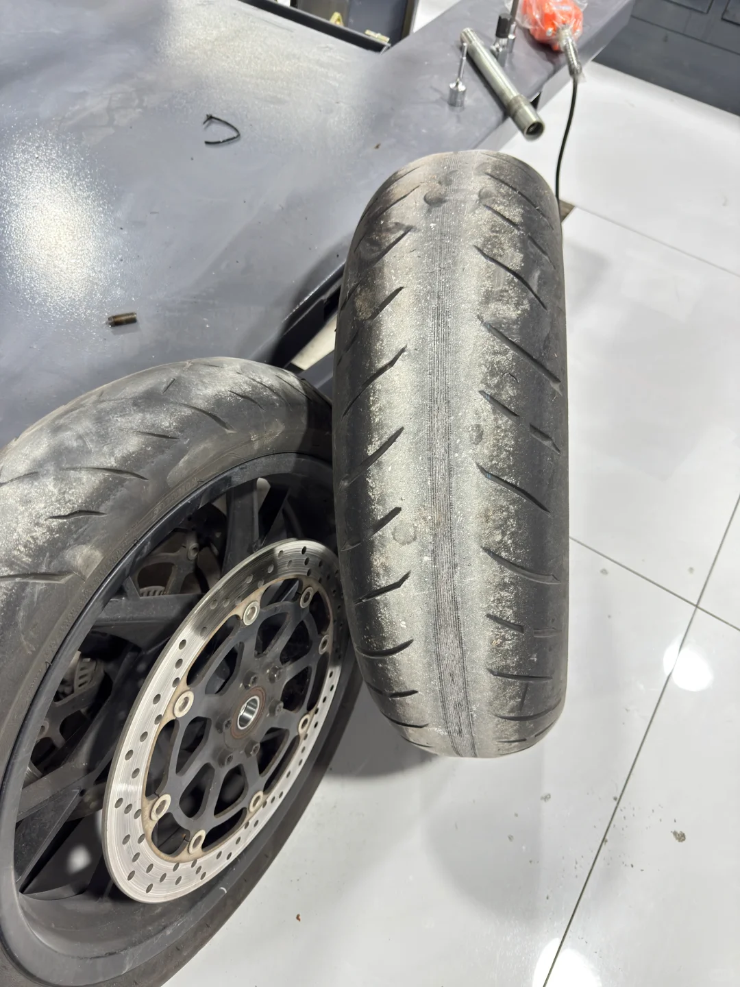 这样更换轮胎也太方便了吧 ?️?