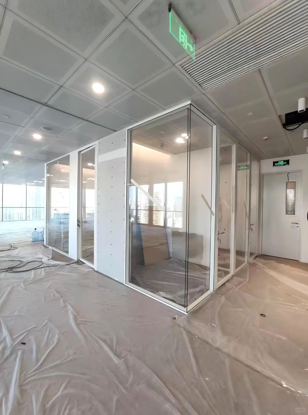 办公室改造｜全景双玻隔断让空间显大 20%