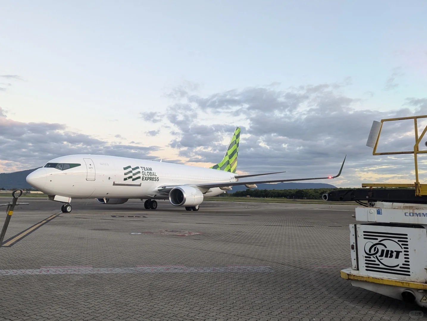 帮忙装卸了一架TGE的货机……