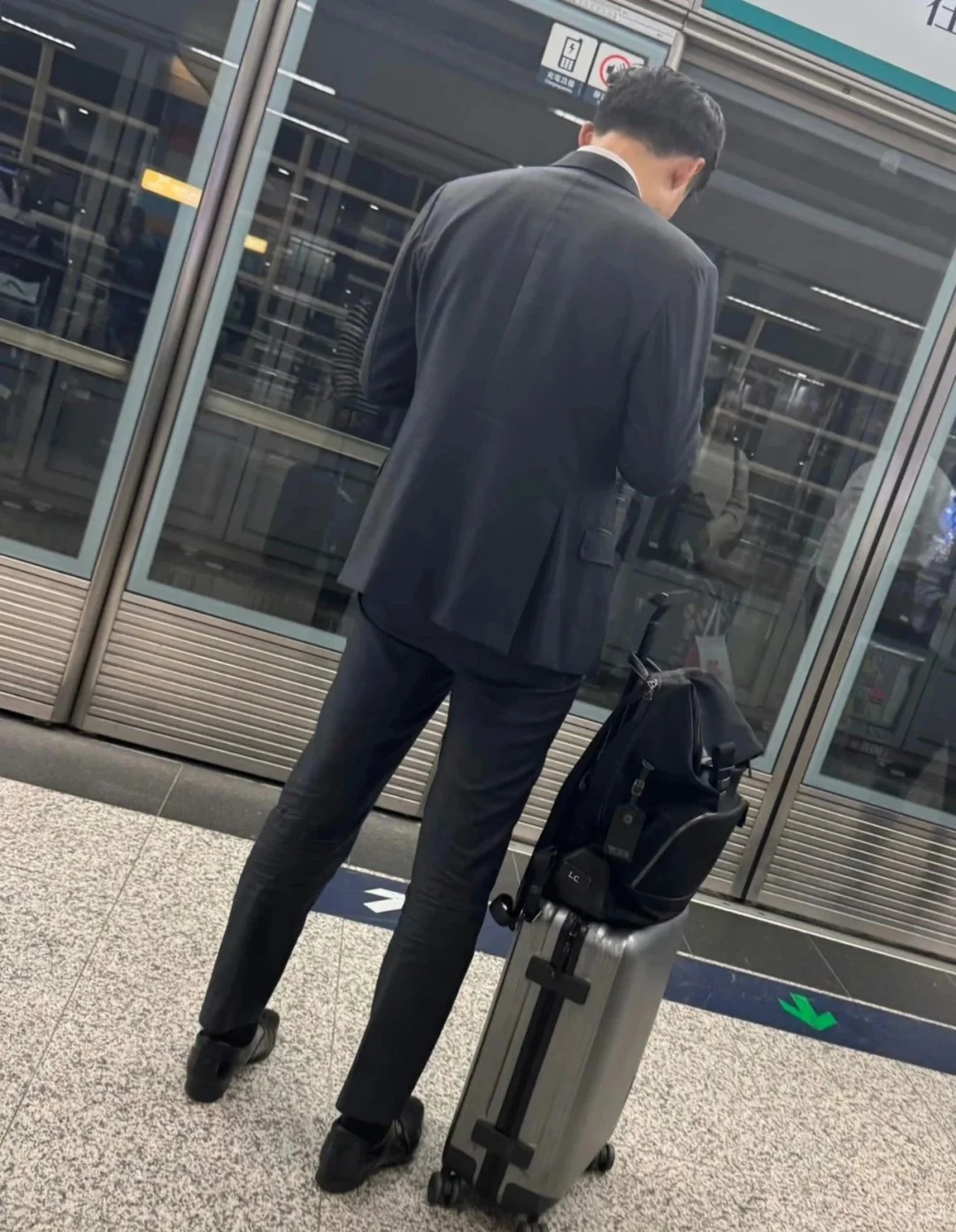 地铁偶遇正装男