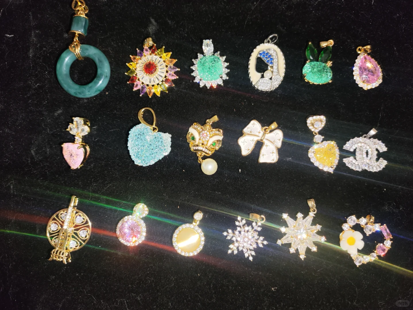 高保色铜合金吊坠清出