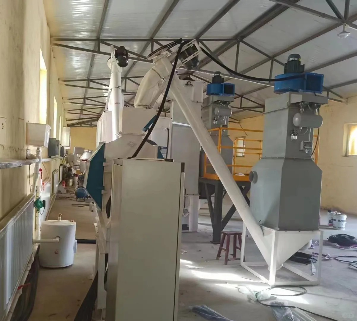 全自动饲料机械成套设备：养殖好帮手