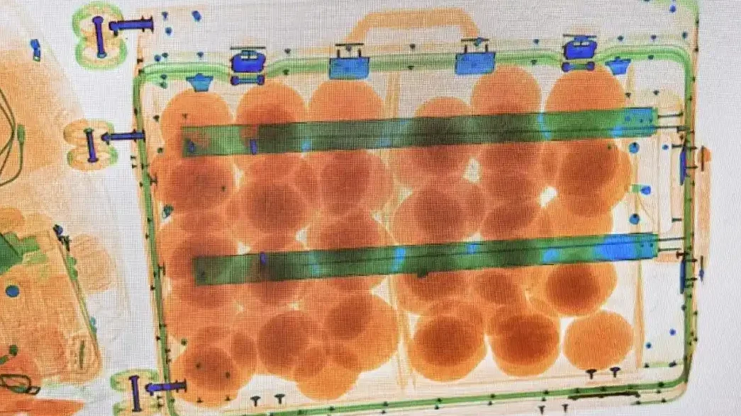 高铁站惊现神秘小红球!原来是...