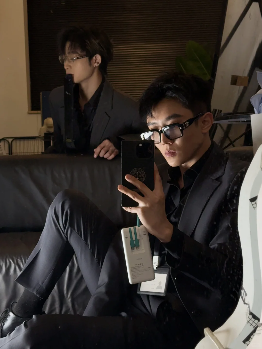 正装和眼镜是真的有感觉