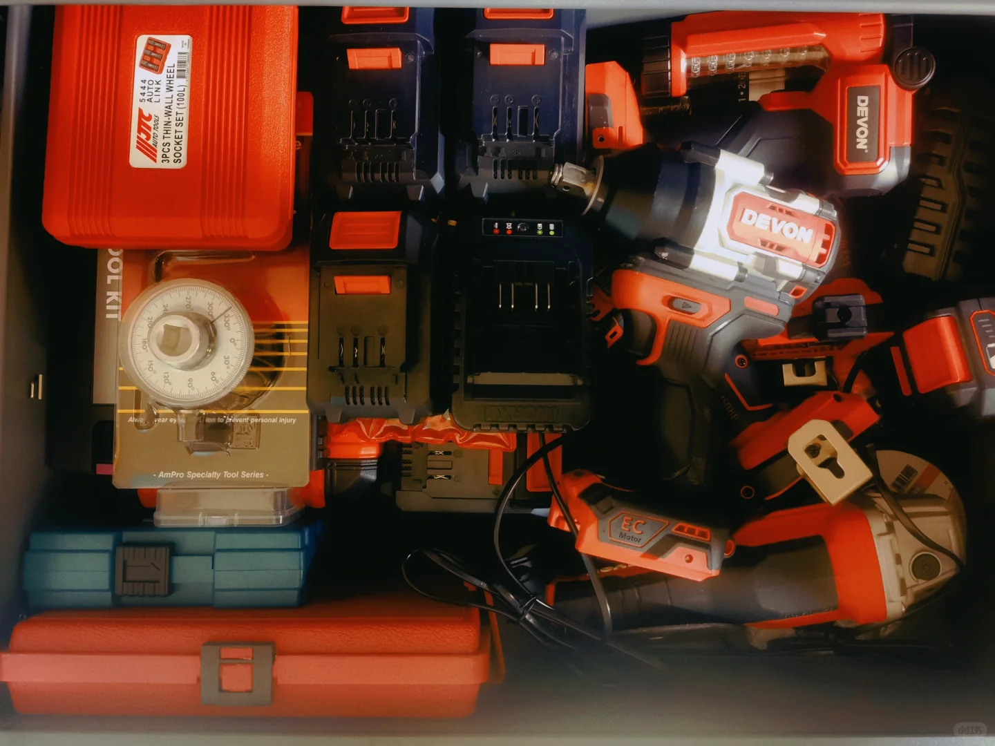 据说每个爱好修车的人，都有一整套工具