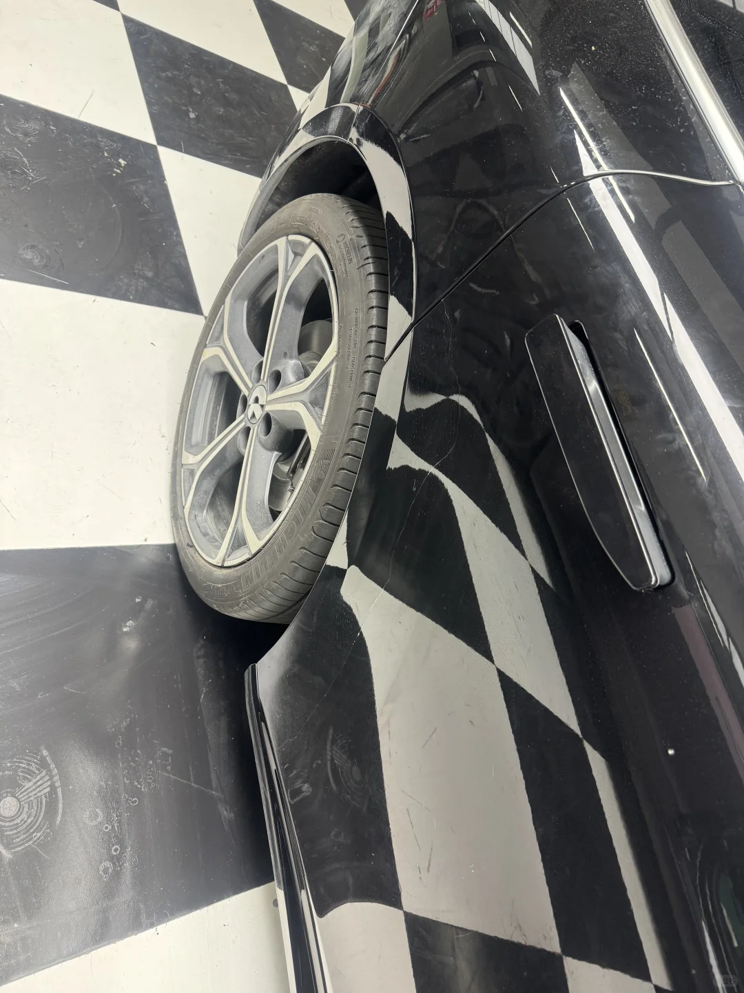 蔚来et5t右后车门轻轻擦到一下就成了这样?