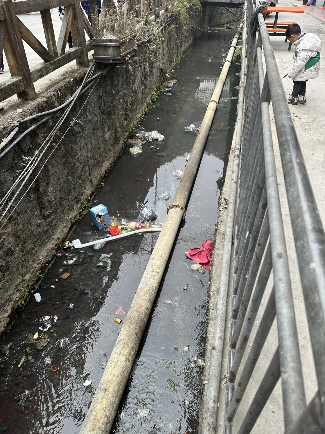 国家卫生县城乐业县的护城河