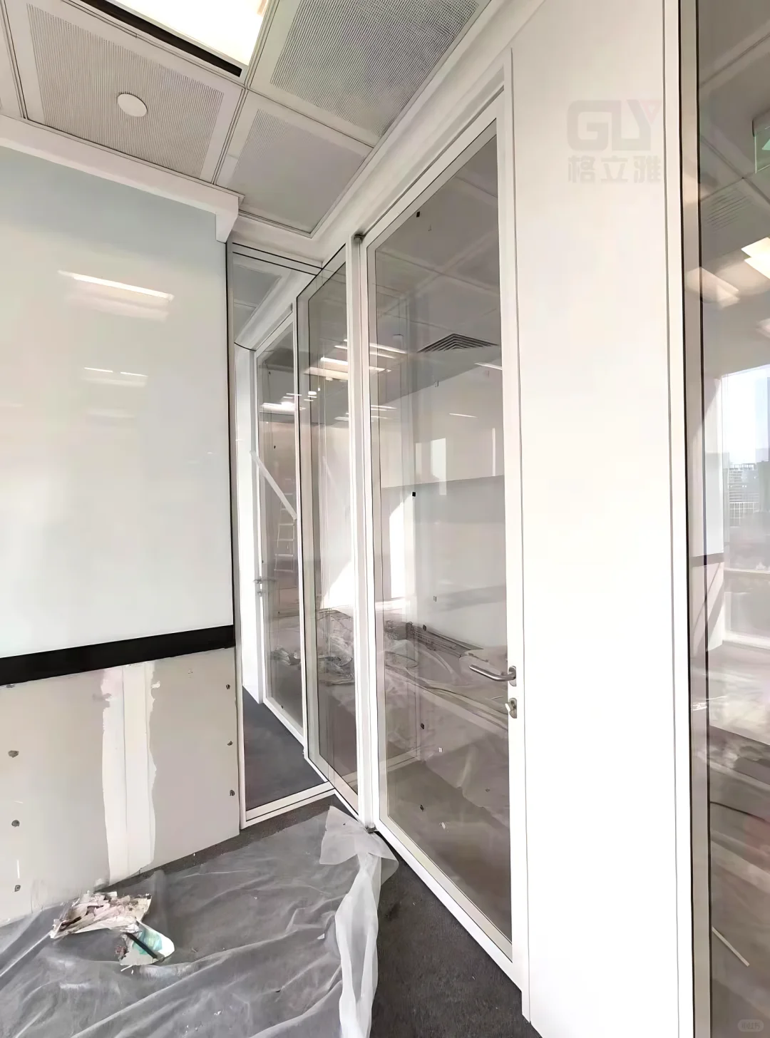 办公室改造｜全景双玻隔断让空间显大 20%
