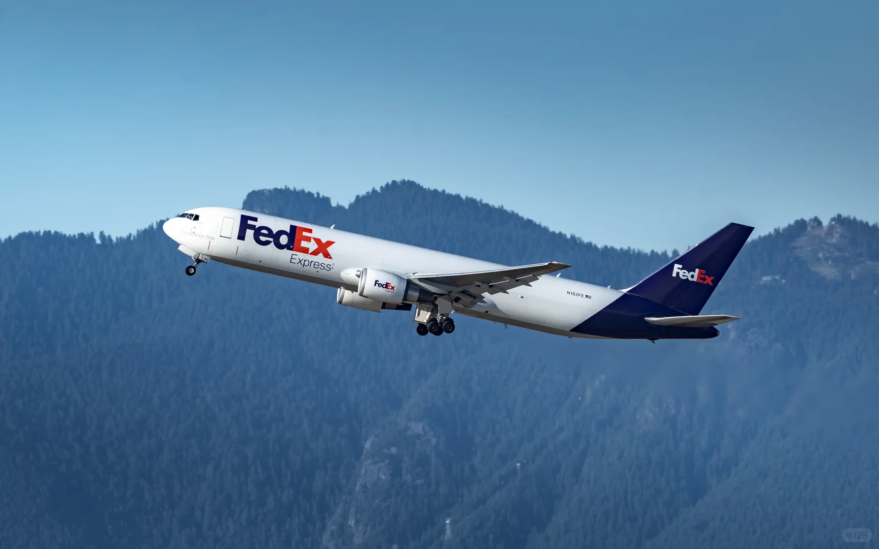 三架经典货机相继从温哥华山景中腾空而起