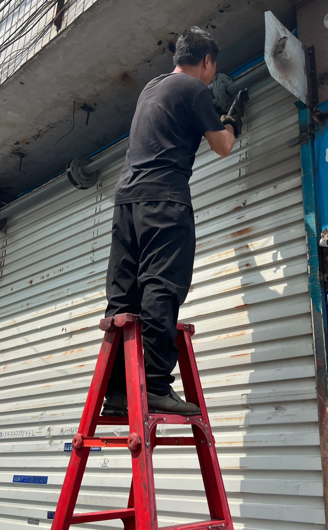 仓库卷帘门坏了,找师傅来修